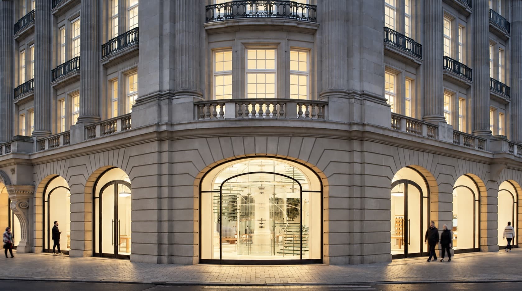 Apple Store Amsterdam, arched shopfronts in the Hirsch building
